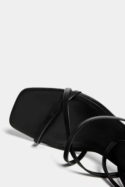 صندل بكعب عال مع أحزمة متقاطعة