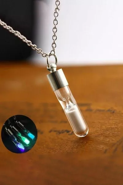 Светещо в тъмното неоново колие пясъчен часовник (СВЕТЕЩА ГРИВНА ПОДАРЪК)