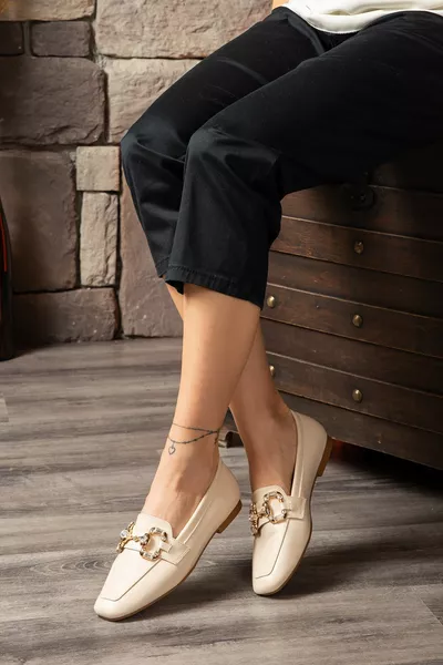 Mocassini da donna con fibbia beige dettagliata
