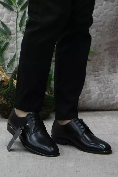  Schwarze Herrenschuhe aus echtem Leder