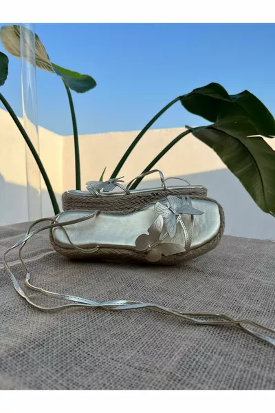 Sandalen mit goldenem Schmetterlingsdetail