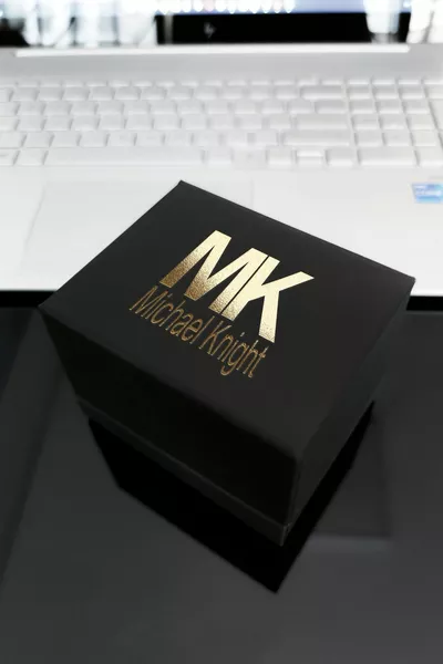 Металлический ремешок для наручных часов в специальной коробке