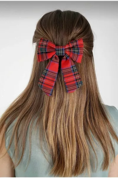 Застежка-бант ручной работы в красную клетку