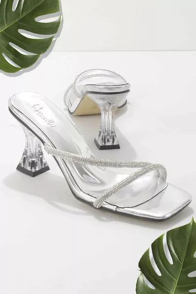 نعال نسائية مرآة عرجاء 