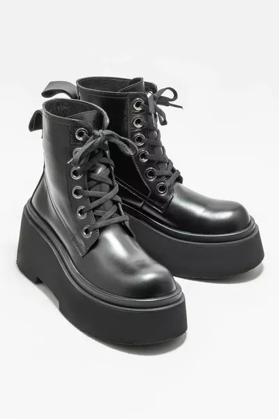 أحذية نسائية بكعب جلدي أسود