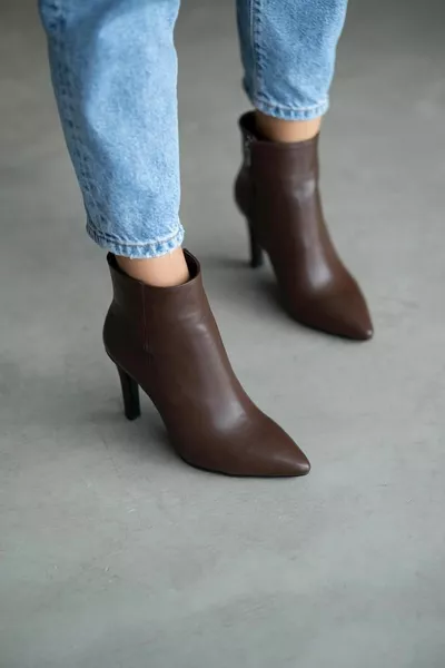 وأشار اصبع القدم الخنجر الأحذية ذات الكعب البني المر