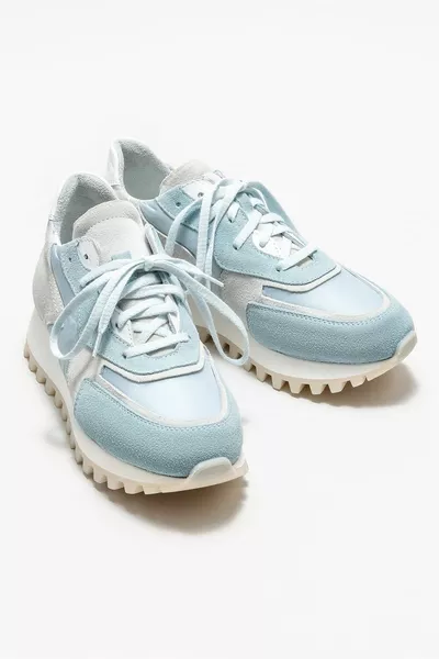 حذاء رياضي نسائي أزرق