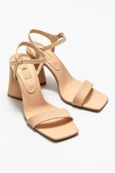 صنادل نسائية طبيعية بكعب عال