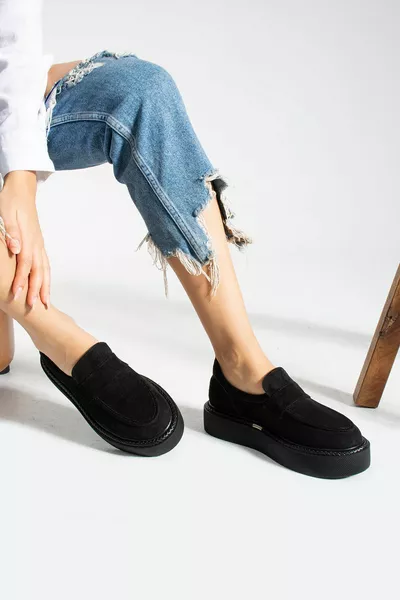 أسود سميك وحيد المتسكع