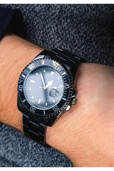 ساعة يد رجالية بحزام معدني في صندوق خاص