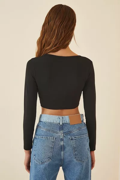 بلوزة نسائية سوداء محبوكة قصيرة مفصلة 