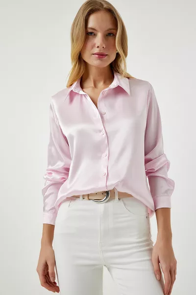 المرأة الوردي الفاتح تتدفق قليلا الساتان سطح قميص 