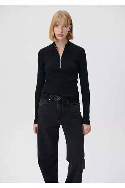 Полумолния черный свитер приталенный / приталенный крой 