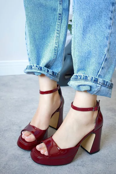 المرأة بيلا بورجوندي براءات الاختراع الجلود منصة واحدة الفرقة المفتوحة اصبع القدم الكرز الأحمر الكعب السميك العالي