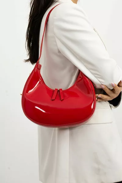 BORSA A MANO E A TRACOLLA BAGUETTE DA DONNA IN VERNICE LUCIDA