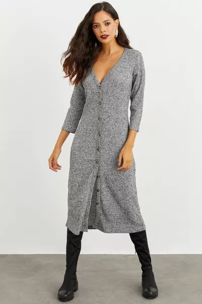 Abito da donna grigio con bottoni 