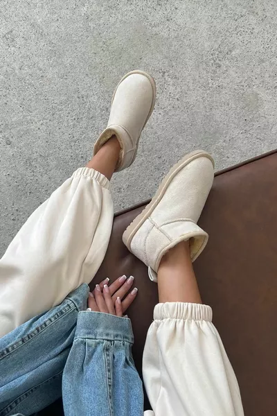 Mini Beige Suede Mezzi Stivali Piumato Suola Piatta Scarpe Da Donna