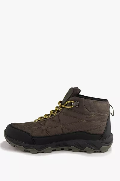 ماء ناقلات الكاكي الرجال في الهواء الطلق الأحذية