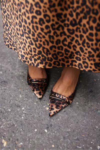 ELENA TACCHI DONNA CON FIBBIA LEOPARDATA