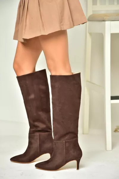  حذاء نسائي بني من جلد الغزال بكعب منخفض