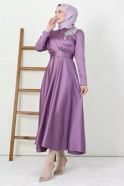 الساتان مساء اللباس أرجواني مع حجر الكتف