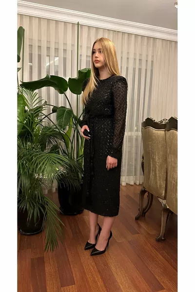 Дизайн Черное платье с пайетками