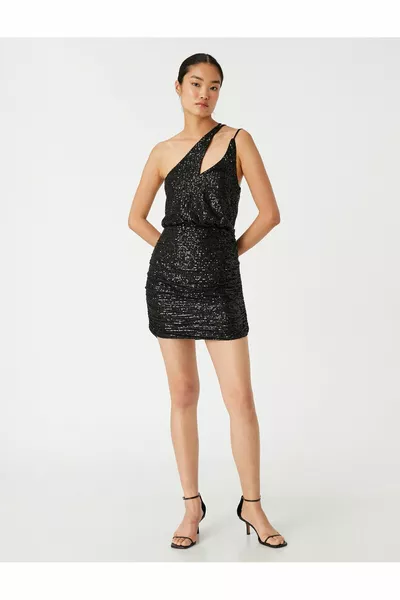 فستان قصير منقط مع تفاصيل نافذة