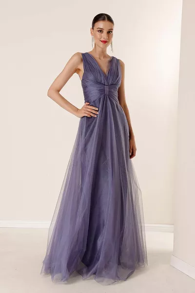 V-образно деколте обратно ниско изрязани дълги тюл рокля с драпирани подплата в предната част INDIGO