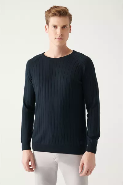 Мъжки тъмносин пуловер с жакардова плетка и кръгло деколте 