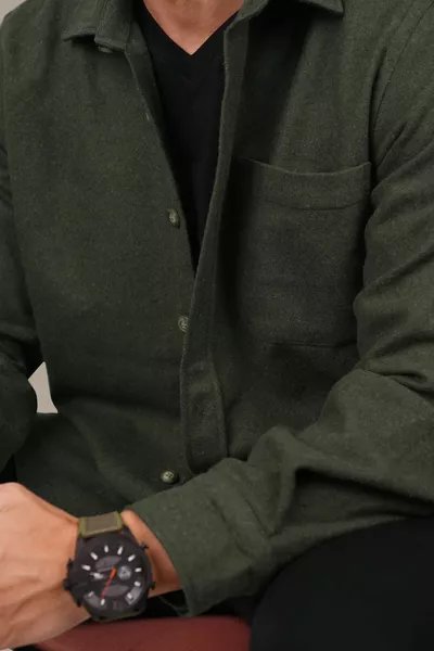 قميص رجالي أخضر زيتي فضفاض على الطراز الخشبي