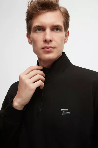 Оверсайз черный однотонный хлопковый свитшот с половинной молнией для сезона