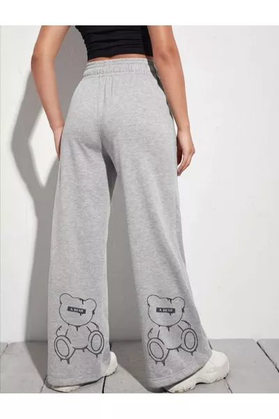 سروال رياضي واسع الأرجل مطبوع عليه دب على الجزء الخلفي من الساقين