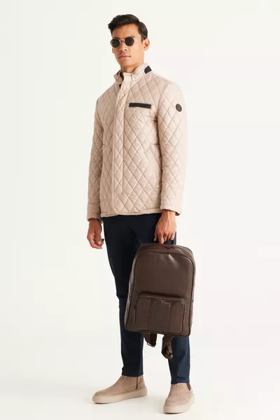 معطف رجالي بيج بقصة عادية ومقاس قياسي وياقة مستقيمة وتطريز محبب