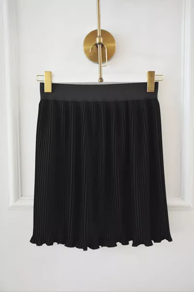 تنورة قصيرة مكمّلة نسائية سوداء بخصر مطاطي وطيات، بطانة نسائية مطوية