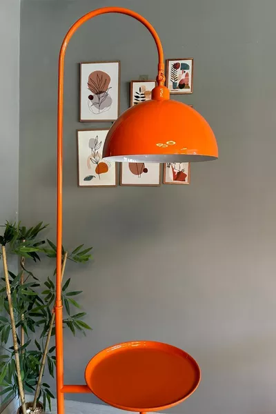 Оранжев подов лампион с подвижна глава и масичка, модерен декоративен метален за хол или работен кабинет
