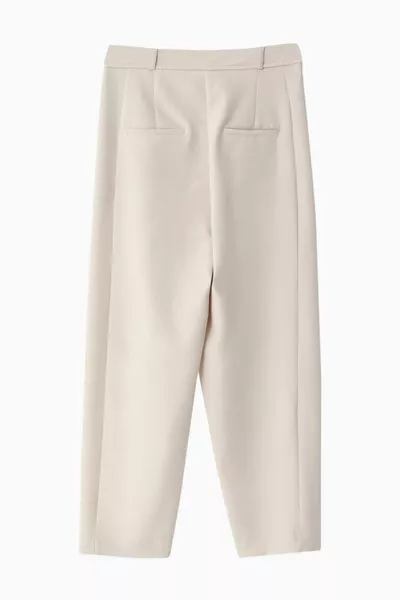 Faltenhose mit schicken Knopfdetails, Karottenform, Beige 