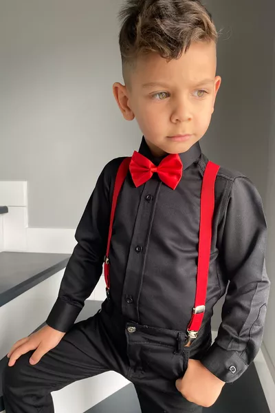 Completo da bambino con camicia nera a maniche lunghe con motivo a maglia, bretelle e papillon