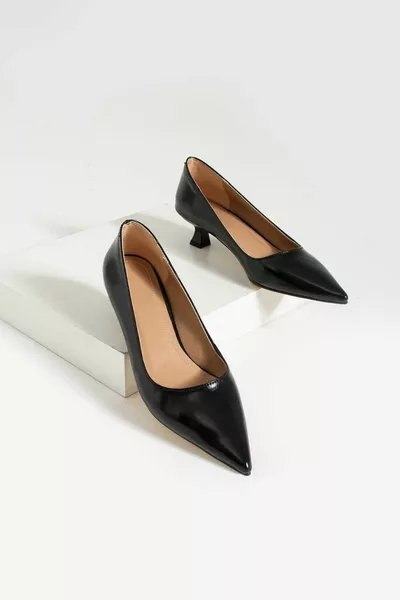 أسود معدني نسائي بكعب كلاسيكي قصير