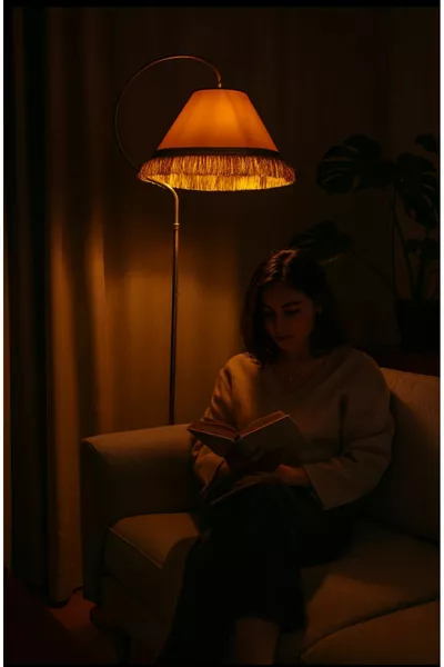 مصباح أرضي للإضاءة كريمي أصفر بتقنية باتين مربوطة بظلال كريمية مع شرابات صفراء