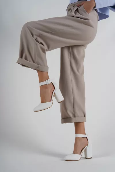 Бели токчета с единична катарама