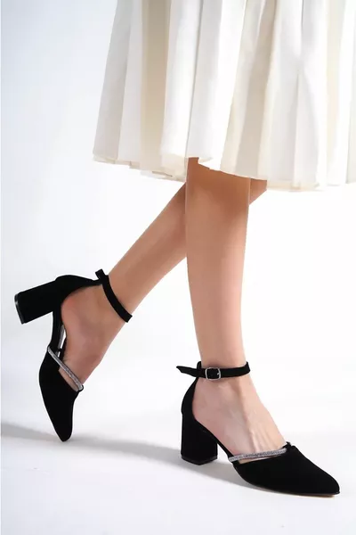 أحذية بكعب سميك بأحجار مغلقة