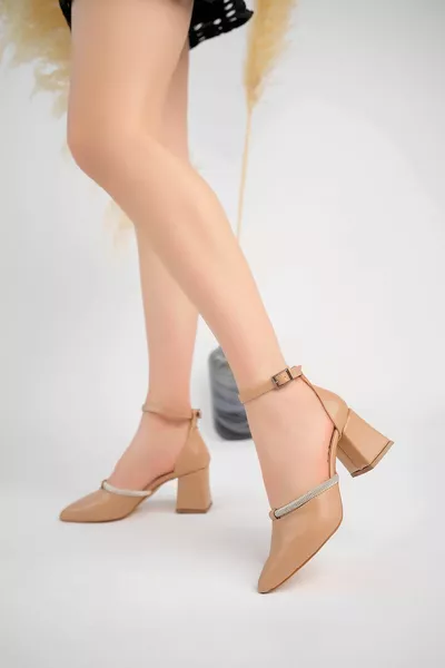 حذاء بكعب كلاسيكي نسائي بالحجارة