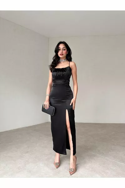 Robe noire en satin drapé à fines lanières sur la poitrine