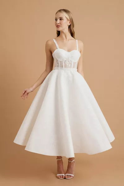 Funkelndes Abendkleid und Abendkleid mit weißem Narbenrock