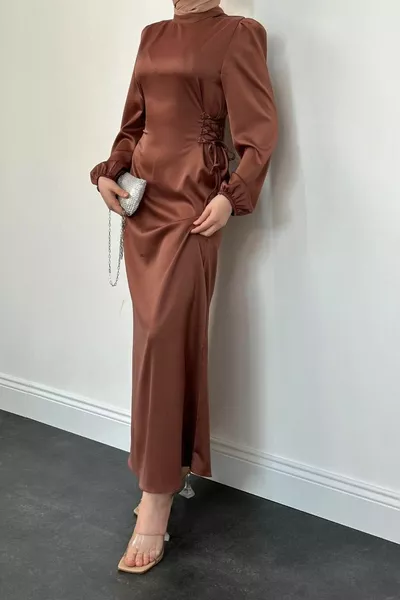 Elenor Belden Bağlamalı Saten Tesettür Elbise Tarçın