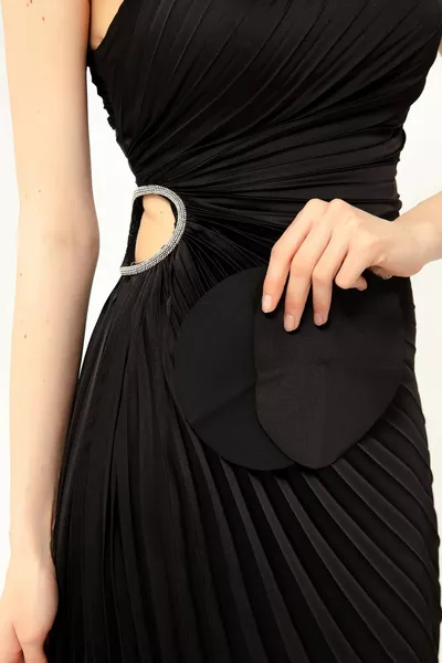 Robe de soirée longue décolletée noire à une épaule pour femme