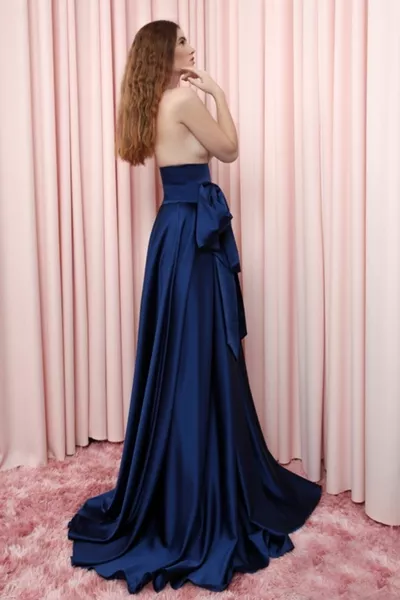 Голяма дълга пола с панделка на талията