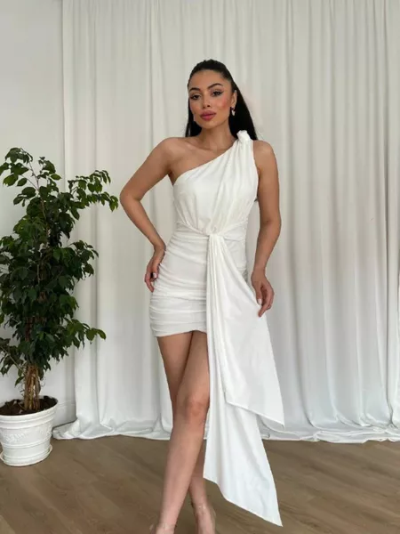 GENİŞ KISA KOLLU ETEĞİ VOLANLI BEYAZ ELBİSE