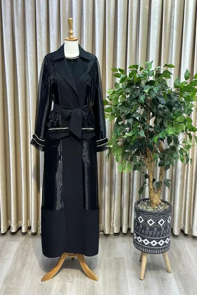 Robe de soirée double hijab en tissu crêpe avec détails organisés et en pierre