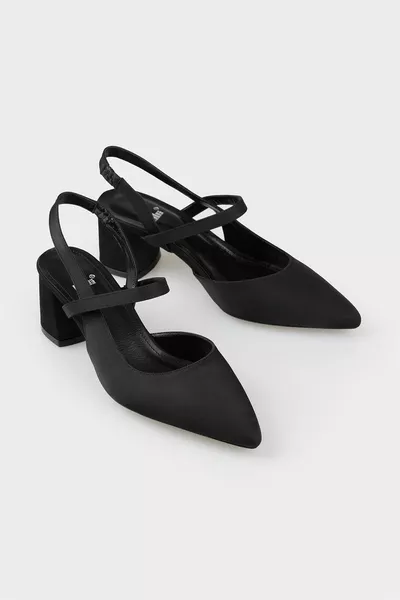 الكعب النسائي الأسود